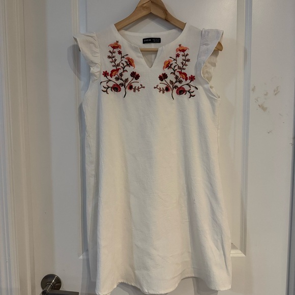 Maternity White with embroidered flowers dress - Picture 5 of 5